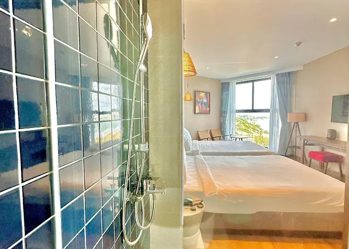 Khách sạn hẻo lánh Apec Mandala Cham Bay By Duyen 4*