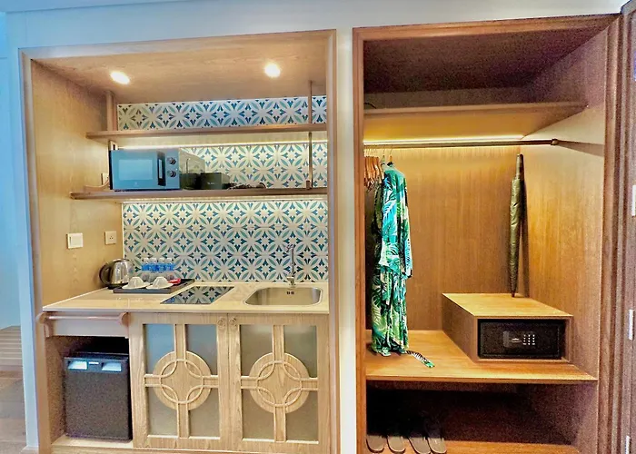 Khách sạn hẻo lánh Apec Mandala Cham Bay By Duyen 4*